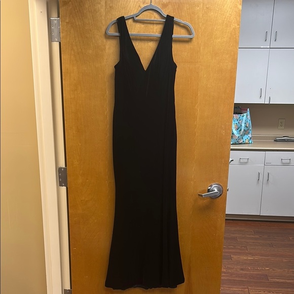 Elegant Black Sleeveless Dress - Picture 1 of 6